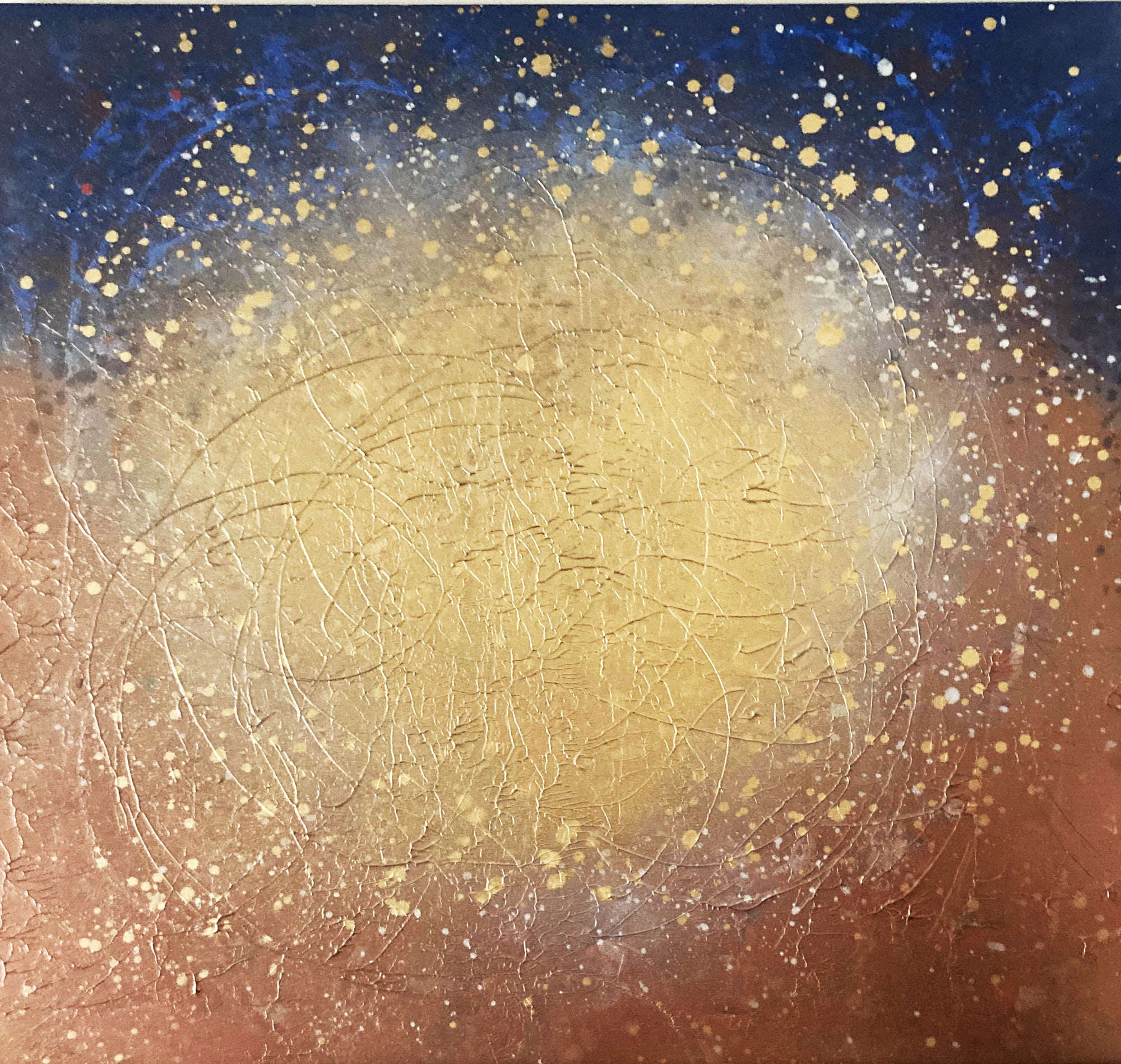 Abstrakcyjny obraz „Horizon of Dreams” Marty Dunal z dużym złotym kołem, granatową górą, brązowym dołem i jasnymi rozpryskami.